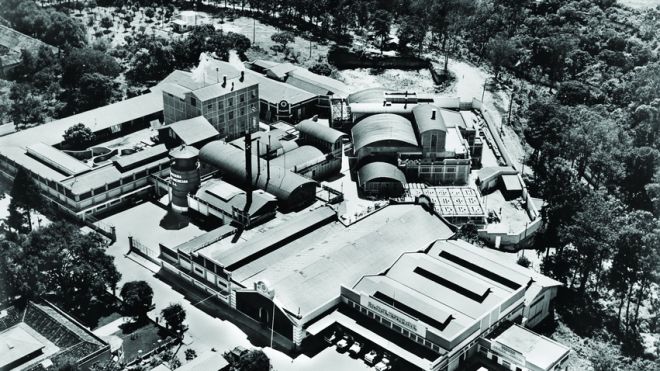 Vista aérea sur poniente de las instalaciones de Cervecería Centro Americana, S.A., c. 1960