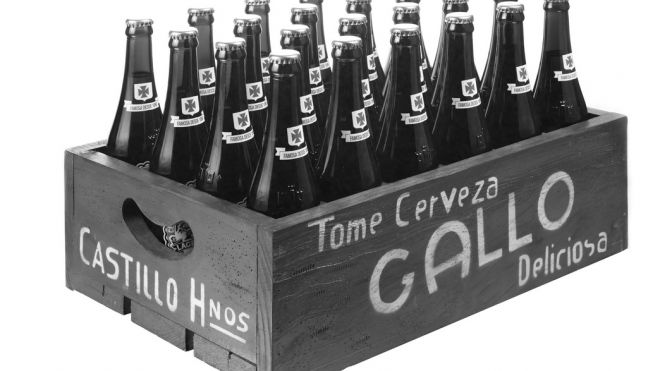 Botella y cajilla de transporte de cerveza Gallo, finales del siglo XIX, s/fd.