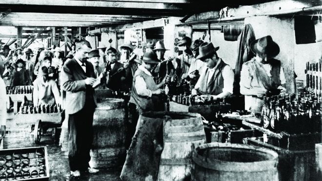 Salón de embotellado Cervecería Centro Americana, S.A., finales del siglo XIX, pricipios del siglo XX f/sf. 