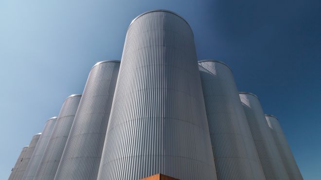 Vista panorámica de los silos de almacenamiento de cebada y malta, c. 2010.