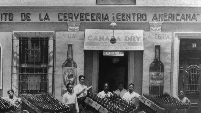 Puesto de distribución y depósito de Cervecería Centro Americana, S.A. en la Ciudad de Guatemala, c. principios de los años cuarenta. 