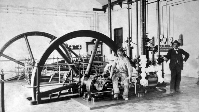 Sala de máquinas y compresores de refrigeración instalados en 1898. Actualmente parte del patrimonio histórico industrial de Cervecería Centro Americana, c. 1920