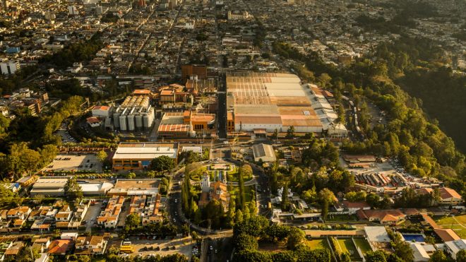 Vista aérea del norte al sur de la Ciudad de Guatemala de la Asunción. En la parte inferior se observa las instalaciones de Cervecería Centro Americana, c. 2015