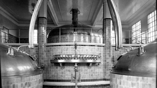 Casa de cocimiento instalada a finales del siglo XIX. Actualmente parte del patrimonio histórico de Cervecería Centro Americana, S.A., c. 1940