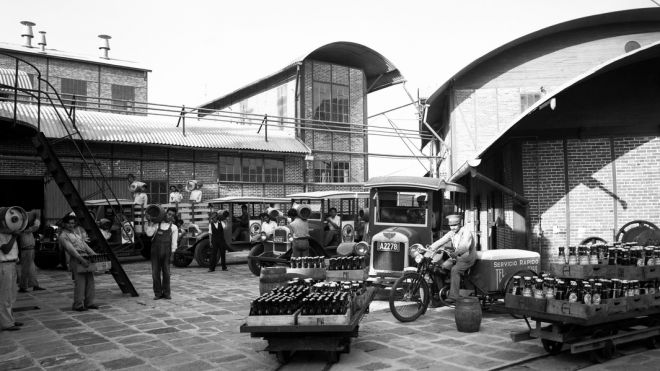 Vista panorámica del patio de maniobras en el interior de Cervecería Centro Americana, S.A., área de carga y transporte, c. 1940.