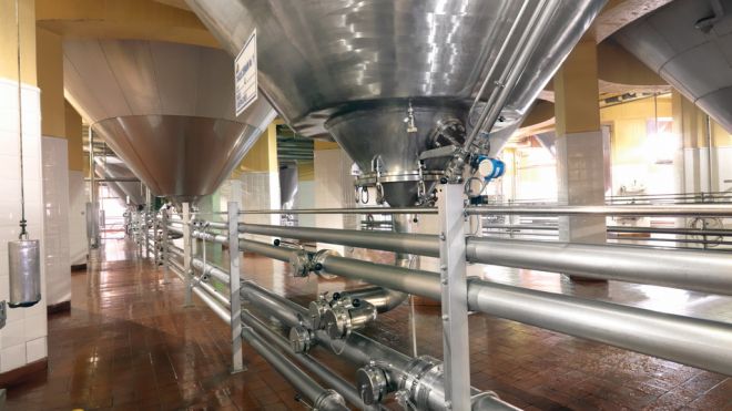 Tanques de fermentación y maduración de la cerveza, Cervecería Centro Americana, c. 2011.